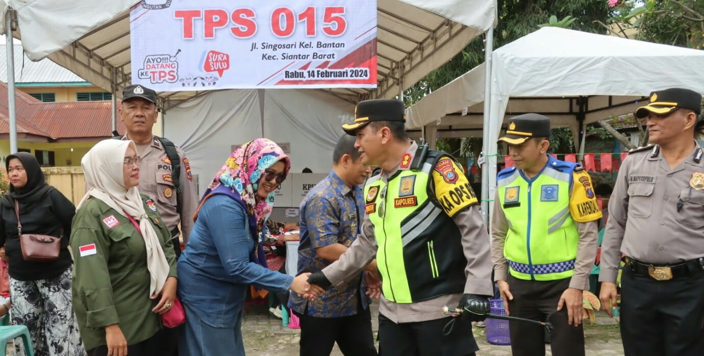 Kapolres AKBP Yogen Heroes Baruno (kanan) melakukan monitoring pengamanan TPS di salah satu TPS saat puncak Pemilu 2024 di Pematangsiantar, Rabu (14/2).(Waspada-Ist).