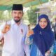 ISKANDAR, bersama istri memperlihatkan jari kelingking usai memberikan hak politikny di TPS Gampong Blang Bitra, Peureulak, Aceh Timur, Rabu (14/2). Waspada/Ist.