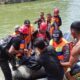 Petugas BPBD dan Tim SAR dibantu TNI/Polri serta warga mengevakuasi jenazah korban tenggelam di Sungai Tampak, Ranto Peureulak, Aceh Timur, Senin (5/2). Waspada/Muhammad Ishak