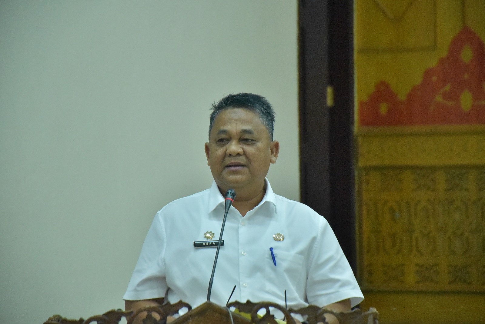 Pj Bupati Aceh Tamiang, Drs Asra saat membuka kegiatan sosialisasi konflik tapal batas Taman Nasional Gunung Leuser pada Rabu (7/2) di aula Setdakab.(Waspada/Yusri).