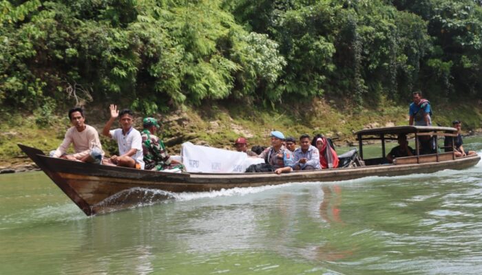 Ngeri-Ngeri Sedap Berjam-jam Arungi Sungai Ke TPS Terpencil Aceh Timur…