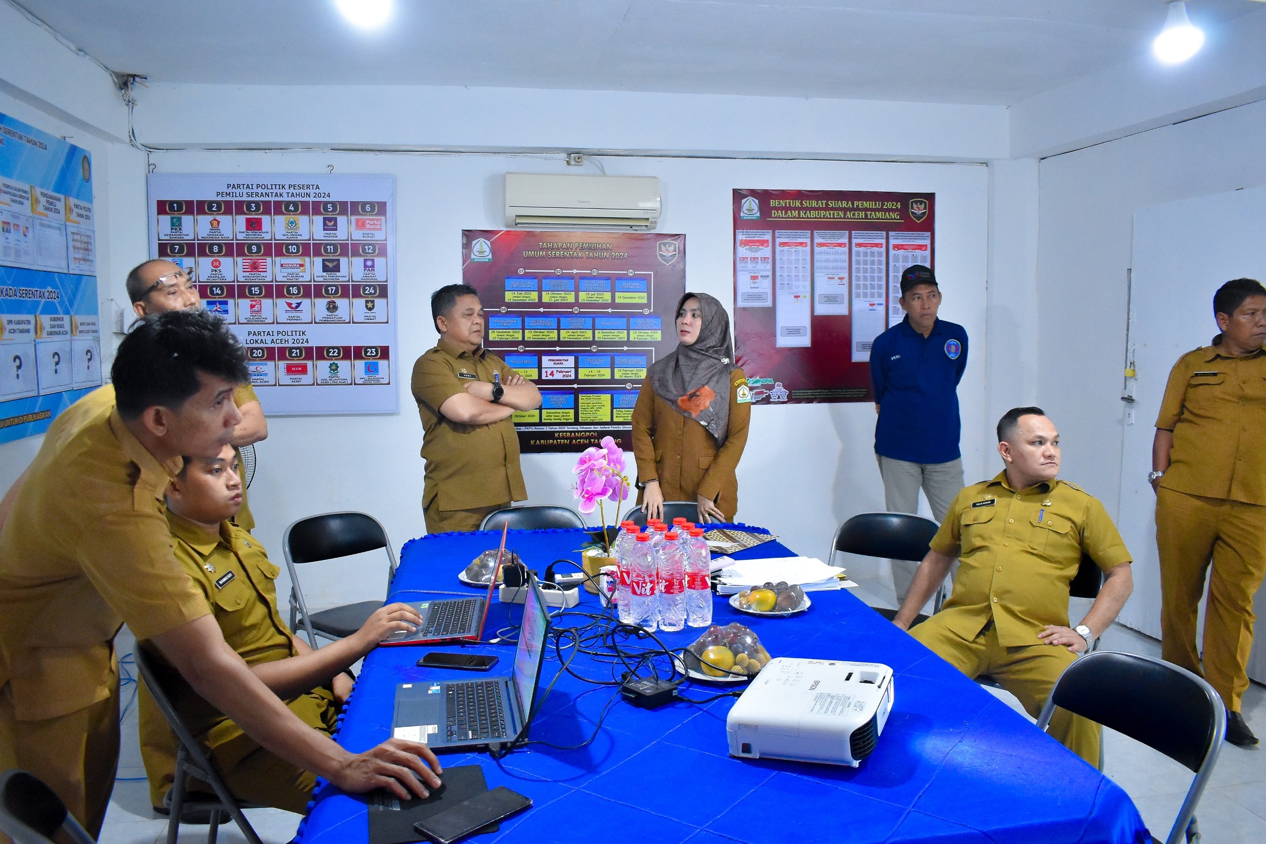 Pj Bupati Aceh Tamiang, Drs Asra saat tinjau Sekretariat Posko Pemantauan Pemilu Serentak 2024 yang berada di Kantor Badan Kesbangpol, Kamis (15/2).(Waspada/Yusri).