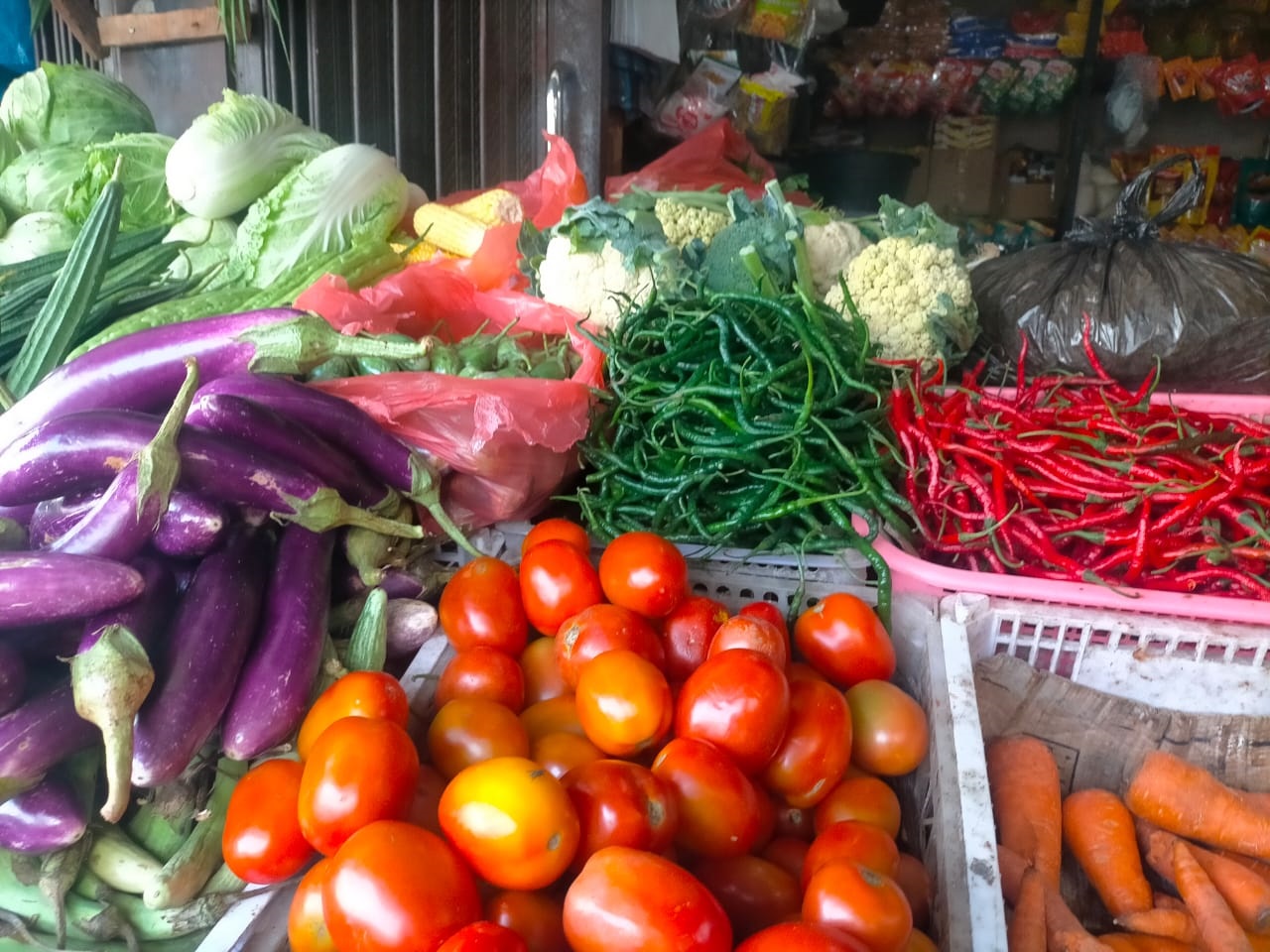 Harga sembako pasar tradisional masih stabil dan khususnya di pasar pagi Keutapang, Kecamatan Darul Imarah, Kabupaten Aceh Besar, Kamis (15/2). (Waspada/Ist)