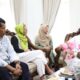 Penjabat Bupati Aceh Besar Muhammad Iswanto didampingi Kepala Dinas dan Kebudayaan Aceh Besar Bahrul Jamil menerima kunjungan Kitty Sadler dari Muslim Aid United Kingdom dan pengurus Yayasan Kemanusiaan Madani Indonesia (YKMI) di Meuligo Bupati Aceh Besar, Jumat siang (16/2). (Waspada/Ist)