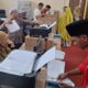 Pegawai Seksi Penyelenggara Haji dan Umrah (PHU) melayani calhaj yang telah melunasi Bipih dan istitha'ah di Kantor Kementerian Agama Kabupaten Aceh Timur di Idi. Foto baru-baru ini. Waspada/H. Muhammad Ishak