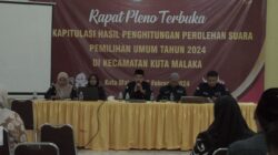 Anggota PPK Kecamatan Kuta Malaka sedang melaksanakan Rapat Pleno rekapitulasi surat suara tingkat Kecamatan, Aceh Besar, Jumat (16/2). (Waspada/Ist)
