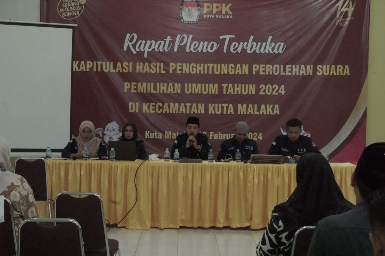 Anggota PPK Kecamatan Kuta Malaka sedang melaksanakan Rapat Pleno rekapitulasi surat suara tingkat Kecamatan, Aceh Besar, Jumat (16/2). (Waspada/Ist)