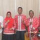 Wali Kota Susanti Dewayani (sembilan kiri) pose bersama dengan Tim Penilai PPD Provsu 2024 dan lainnya di ruang rapat mini BP3D Pemko, Jl. Merdeka, Kamis (15/2).(Waspada-Ist)