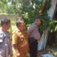 AKP Marlen Sitanggang (kanan) saat melakukan cek lokasi korban SOS tewas gantung diri. Waspada/Ist