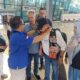 Ketua PWI Aceh M. Nasir Nurdin disambut dengan sal khas betawi oleh Ilham dari panitia akomodasi HPN 2024 Jakarta, Jumat (16/2) di bandara Soetta, Tangerang, Banten. (Waspada/Muhammad Zairin)