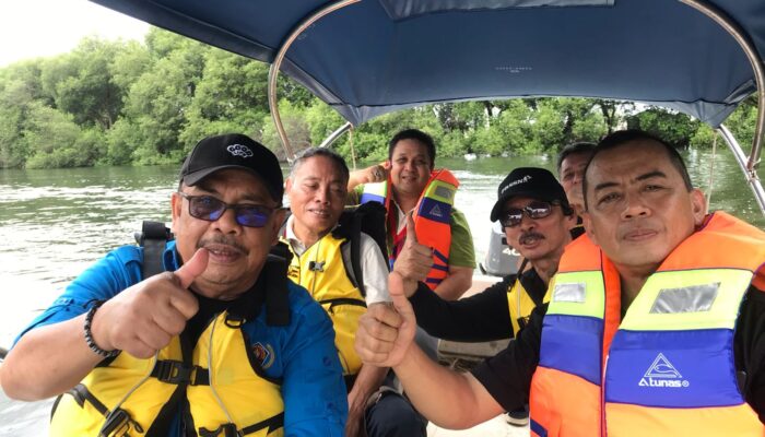 Peserta HPN Tanam Mangrove Bersama Menteri LHK Di Muara Angke