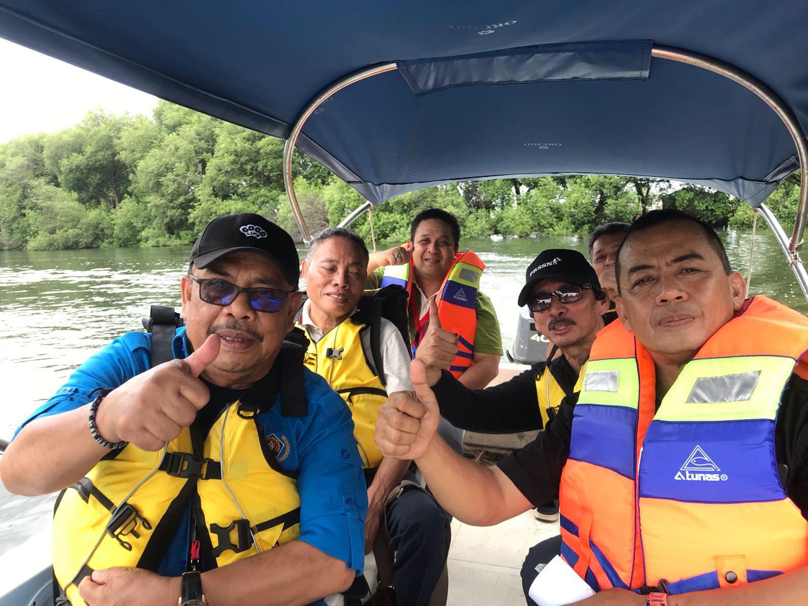 Sekjen PWI Pusat Sayid Iskandar bersama Ketua PWI Aceh M. Nasir Nurdin dan pengurus PWI Pusat meninjau kawasan mangrove di Taman Wisata Alam Angke Kapuk, Jakarta, Sabtu (17/2). (Waspada/Ist)