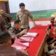 Penyidik Satreskrim Polres Aceh Timur menyerahkan tiga tersangka etnis Rohingya terkait kasus TPPO ke JPU Kejari Aceh Timur di Idi, Kamis (15/2). Waspada/H. Muhammad Ishak
