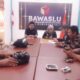 Kordiv HP2H Bawaslu Kota Gunungsitoli, Lutherman Harefa dan Kordiv P3S, Nur Alia Lase saat melakukan pertemuan dengan sejumlah wartawan di Kantor Bawaslu Kota Gunungsitoli, Jumat (16/2). Waspada/Bothaniman Jaya Telaumbanua
