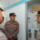 Kapolres Pematangsiantar AKBP Yogen Heroes Baruno (paling kanan) memonitor pergeseran kotak suara Pemilu 2024 dari kantor kelurahan ke kantor kecamatan, Jumat (16/2) dan memerintahkan personel Polres memastikan kotak suara itu sampai ke PPK di kantor kecamatan.(Waspada-Ist).