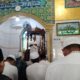 Al Ustadz H. Ansor Harahap, saat menyampaikan khutbah di Jumat pertama pasca Pemilu di masjid An-Nur lingkungan VI kelurahan Pasar Sibuhuan, Jumat (16/2)(Waspada/Idaham Butar Butar)
