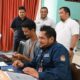 Penjabat (Pj) Bupati Aceh Besar Muhammad Iswanto memantau input data hasil Pemilihan Umum (Pemilu) 2024 secara acak di sejumlah kecamatan yang ada di Aceh Besar, Jumat (16/2). (Waspada/Ist)
