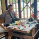 KAPOLSEK Labuhanruku AKP Riswanto melalui Kanitres Ipda H Pardede saat ngopi bersama dalam kegiatan cooling system dimasyarakat salah satu warkop di Labuhanruku, Kecamatan Talawi, Batubara.Waspada/Ist