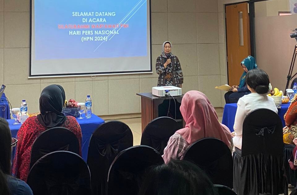 Ketua Dewan Pers, Ninik Rahayu menyampaikan pemaparan pada Silaturahmi Wartawati Indonesia (SIWI) dalam rangkaian HPN 2024 di Candi Bentar, Putri Duyung Ancol, Jakarta Utara, Sabtu (17/2). (Waspada/Ist)