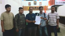 Caleg PKB dari Dapil 2 Kota Tanjungbalai, Joko Iskandar Matondang didampingi Tim Kuasa Hukumnya melaporkan dugaan tindak pidana pemilu oleh oknum penyelenggara ke Bawaslu Kota Tanjungbalai. Waspada/Rasudin Sihotang