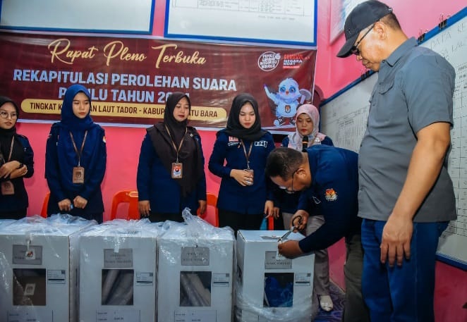 PENJABAT (Pj) Bupati Batubara Nizhamul, S.E, M.M bersama Forkopimda saat monitoring dan meninjau langsung rapat pleno rekapitulasi hasil penghitungan dan perolehan suara Pemilu 2024 tingkat kecamatan. Waspada/Ist