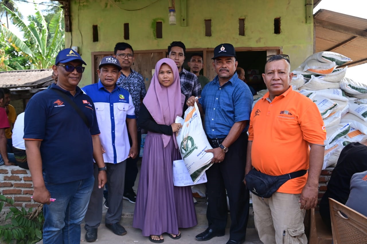 Asisten II Setdakab Serahkan Bantuan PKH Dan Sembako Di Pulo Nasi