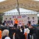 Ketua DPD PKS Asahan Henri Siregar ketika menyampaikan orasi dalam kampanye akbar di lapangan Hoki Kisaran, Minggu (4/2). Waspada/Ist