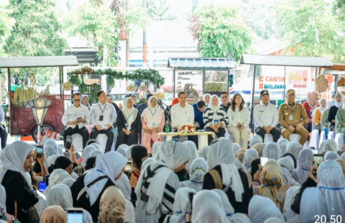 PRESIDEN RI Joko Widodo saat melakukan silaturahmi dengan pelaku UMKM yang tergabung dalam program Mekar binaan PNM) di lapangan Limapuluh Kota. Waspada/Ist