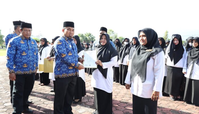 Pj Bupati Serahkan Perpanjangan SK Guru Kontrak Dan Guru PPPK