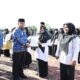 Penjabat Bupati Aceh Besar Muhammad Iswanto menyerahkan Surat Keterangan perpanjangan Guru Pegawai Pemerintah dengan Perjanjian Kerja (PPPK) dan Guru Kontrak jajaran Dinas Pendidikan dan Kebudayaan Kabupaten Aceh Besar, Senin (19/2). (Waspada/Ist)