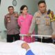 Kapolres Pematangsiantar AKBP Yogen Heroes Baruno (empat kiri) bersama Wakapolres Kompol Pardamean Hutahaean, Ketua Bhayangkari Cabang Polres Ny. Sandra Yogen dan lainnya menjenguk Kanit Binmas Polsek Siantar Timur Ipda WF. Munthe yang mengalami drop usai pulang melakukan pengamanan di secretariat PPK Kec. Siantar Timur dan mendapat perawatan di RS Vita Insani, Jl. Mereka, Senin (19/2).(Waspada-Ist).