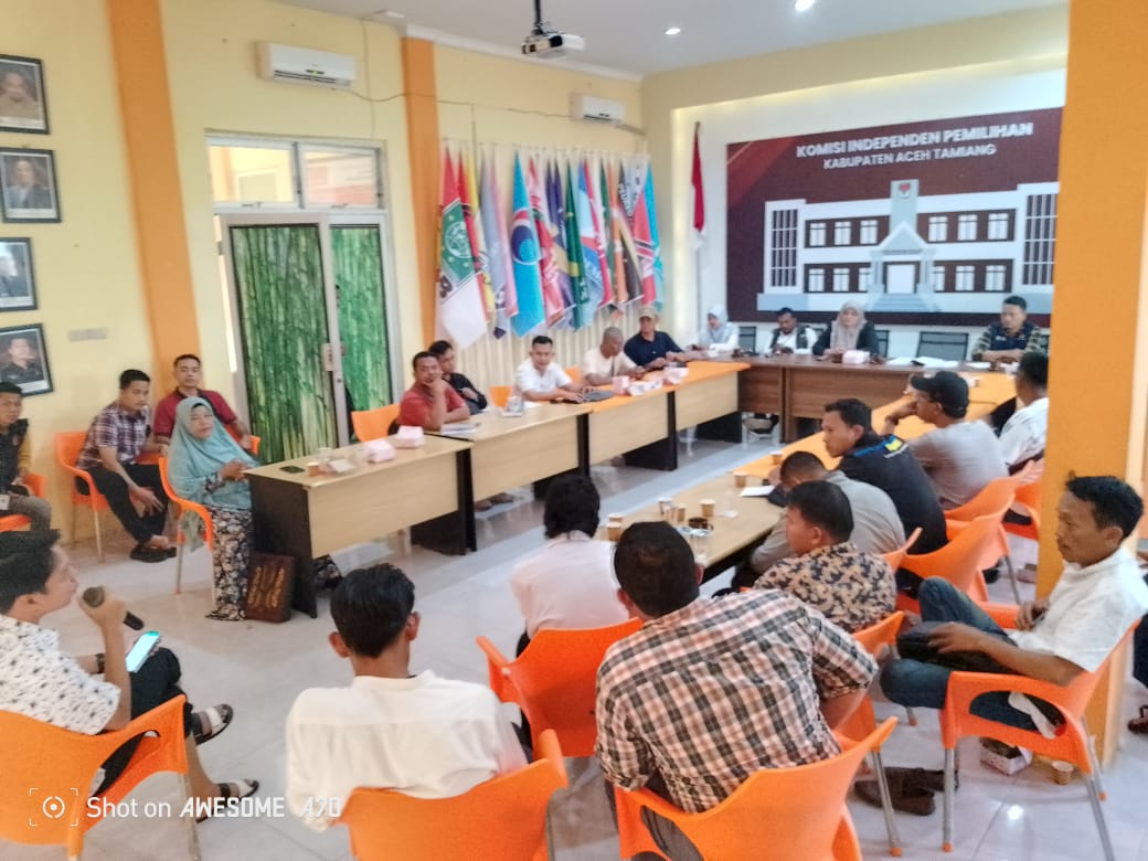 Caleg dan tim sukses Caleg bersama anggota KIP Aceh Tamiang, Senin (19/2) di kantor KIP setempat menyepakati melakukan perhitungan suara ulang dua TPS Kampung Rantau Panjang, Kecamatan Karang Baru. Waspada/Yusri