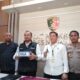 Polisi memperlihatkan barang bukti terkait pembuangan jasad bayi yang dilakukan anak di bawah umur dalam konferensi Pers di Mapolres setempat, Senin (19/2).(Waspada/Mujiburrahman)
