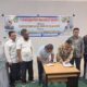 Dekan FTIK IAIN Langsa, Dr. Amiruddin Yahya MA saat menandatangani MoA (Memorandum of Agreement) dengan Fakultas Tarbiyah Dan Keguruan (FTK) Universitas Islam Negeri (UIN) Ar - Raniry Banda Aceh di ruang "Chamber Meeting" FTIK IAIN Langsa, Senin (19/2). Waspada/dede