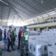 Personel Polres Aceh Tamiang bersama personel Kodim saat melakukan patroli di gudang logistik Pemilu KIP Aceh Tamiang, Senin (5/2). Waspada/Yusri