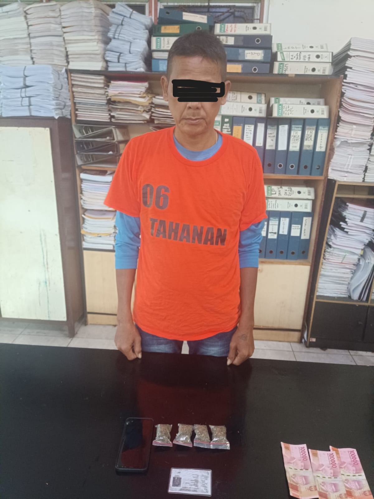 Pelaku S dan barang bukti.(Waspada/ist)