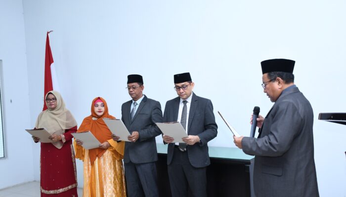 Rektor Unmuha Lantik Dekan FH Dan Wakil Dekan FE