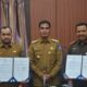 Pj Wali Kota Langsa, Syaridin saat tandatangani MoU bersama Kepala Kejaksaan Negeri Langsa, Efrianto, di Aula Sekretariat Daerah Kota (Setdakot) Langsa, Senin (19/2). Waspada/Rapian.