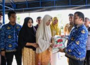 Iswanto Serahkan Bantuan Korban Kebakaran Rumah Di Paya Ue