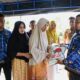 Pj Bupati Aceh Besar, Muhammad Iswanto bersama Plt Kadis Sosial Aceh Besar, Aulia Rahman dan Camat Blang Bintang, M Kamil Zuhri, menyerahkan bantuan masa panik kepada keluarga korban kebakaran rumah di Gampong Payah Ue, Kecamatan Blang Bintang, Aceh Besar, Senin (19/2). (Waspada/Ist)
