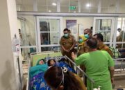 Sekdakab L.Batu Ir. Hasan Heri Rambe jenguk korban keracunan massal di RSUD Rantauprapat. Waspada/ist