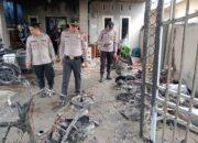Kapolsek Indrapura AKP Jonny H Damanik saat menyaksikan sisa kebakaran KSU Riama.(Waspada/ ist)