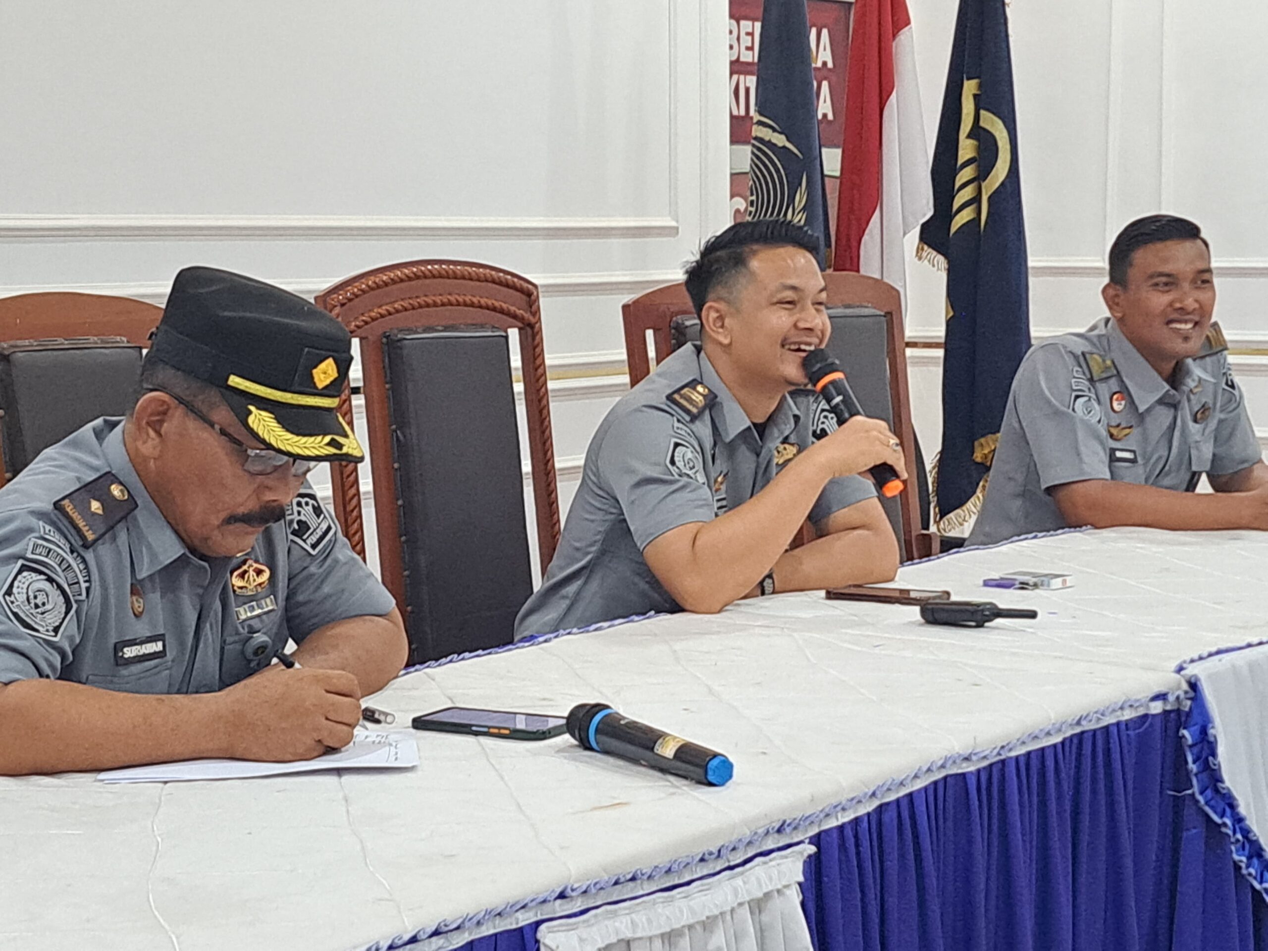 NAMPAK pejabat struktural di Lapas Klas II/A Labuhanruku, Kecamatan Talawi, Batubara mengikuti jalannya rapat pembentukan Panpel Peringatan Isra Mikraj. Waspada/Ist