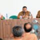 Sekdakab Aceh Besar, Drs Sulaimi MSi memberikan sambutan sekaligus pemateri dalam Rakor Percepatan Penurunan Stunting (PPS) di Aula Puskesmas Kecamatan Krueng Barona Jaya, Aceh Besar, Selasa (20/2). (Waspada/Ist)