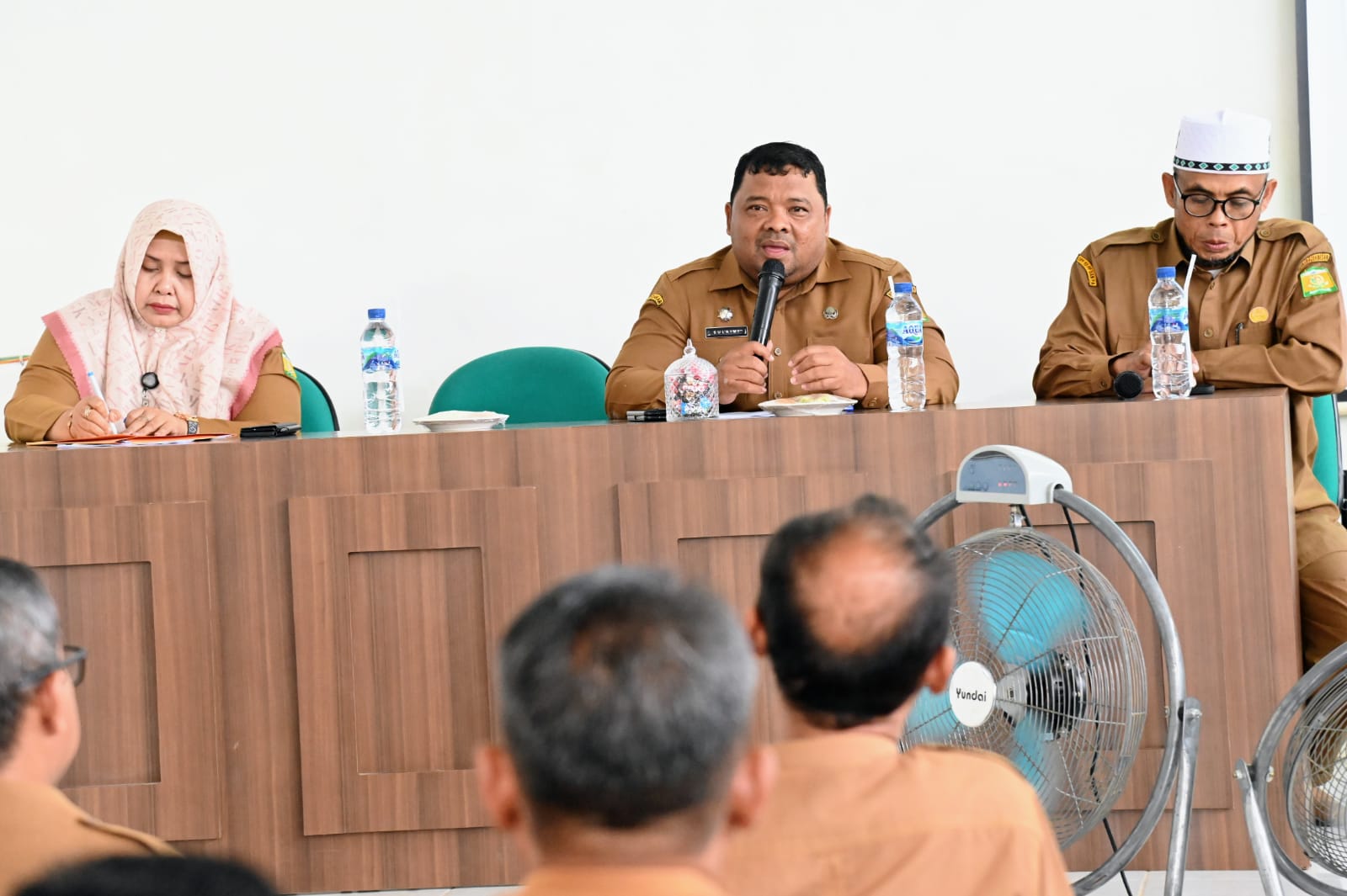 Sekdakab Aceh Besar, Drs Sulaimi MSi memberikan sambutan sekaligus pemateri dalam Rakor Percepatan Penurunan Stunting (PPS) di Aula Puskesmas Kecamatan Krueng Barona Jaya, Aceh Besar, Selasa (20/2). (Waspada/Ist)