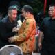 Pj Bupati Aceh Besar, Muhammad Iswanto memberikan ucapan selamat kepada Danyon 112/DJ yang baru, Mayor Inf Fiska Bagus Tri Sunaryanto dalam acara lepas sambut, di Markas Komando Yonif Raider 112/DJ Mata Ie, Kecamatan Darul Imarah, Kabupaten Aceh Besar, Senin (19/2) malam. (Waspada/Ist)