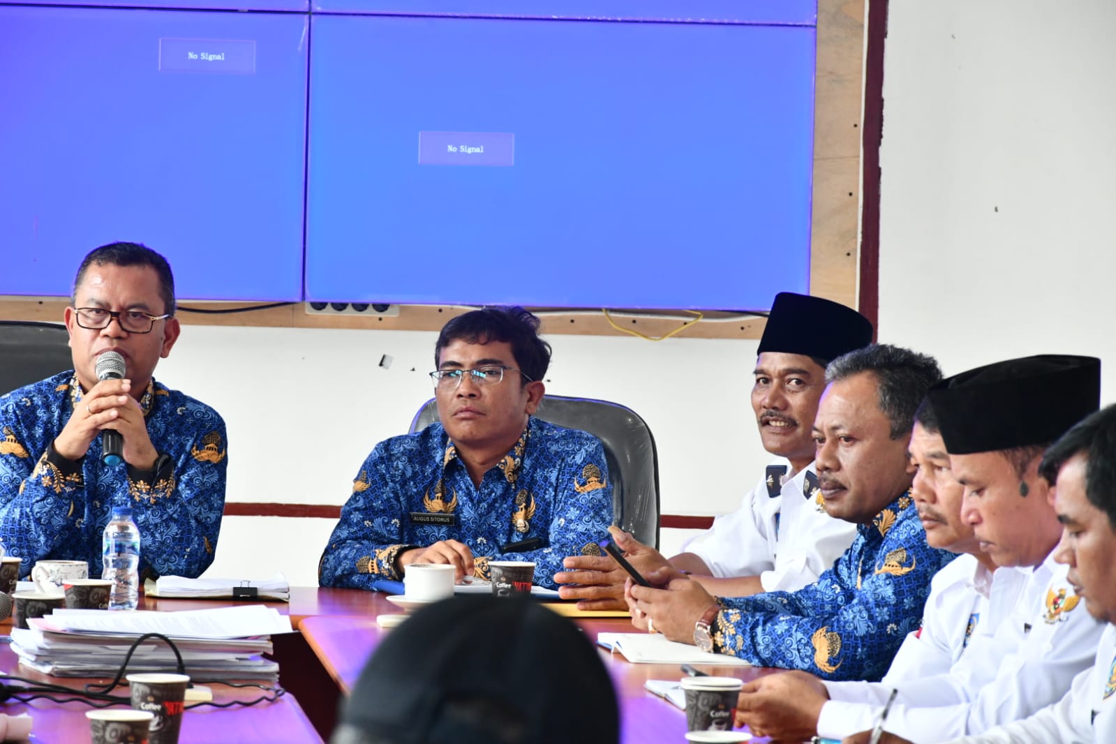 BUPATI Toba, Poltak Sitorus (paling kiri) saat memberi pengarahan kepada kepala desa. Waspada/Ist