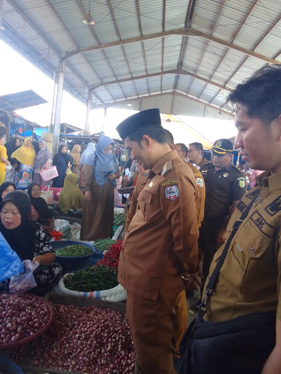 Jelang Ramadhan, Pj Bupati Agara Syakir sidak harga bahan pokok. Waspada/Seh Muhammad Amin