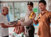 Bhabinkamtibmas Polres P.Siantar Bersama Perangkat Kelurahan Bagi Bansos Ke Lansia