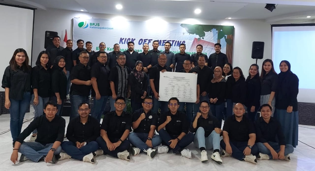 Karyawan dan karyawati BPJS Ketenagakerjaan Wilayah Sumatera Bagian Utara foto bersama.Waspada/Ist.